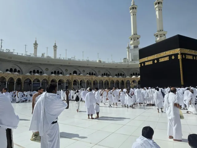 Jamaah berihram di pelataran Ka'bah