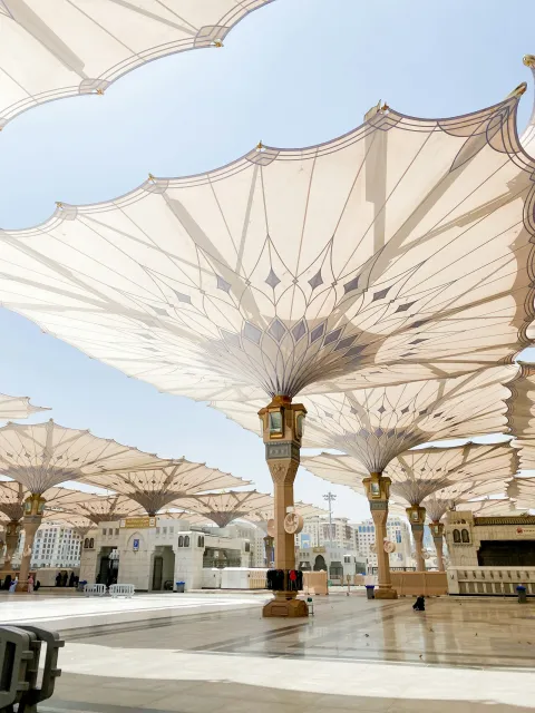 Payung raksasa di pelataran Masjid Nabawi