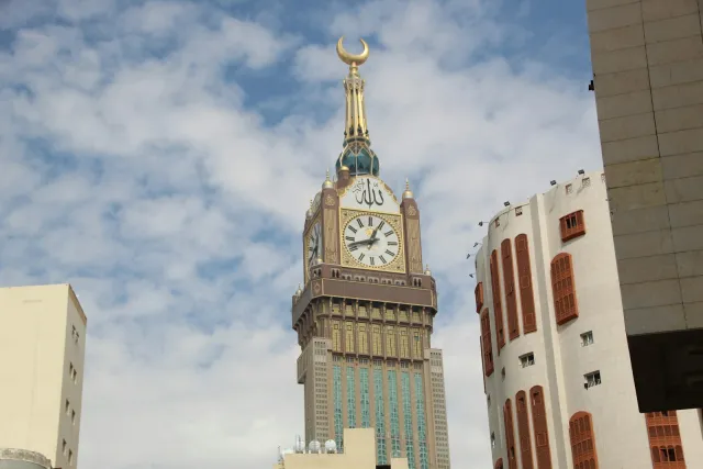 Menara jam di dekat Masjidil Haram
